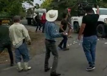 Atacan con huevos a elementos de Guardia Nacional en Michoacán