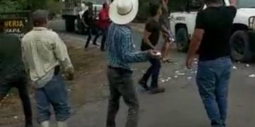 Atacan con huevos a elementos de Guardia Nacional en Michoacán