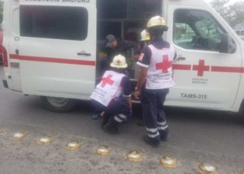 Se fractura pierna motociclista en choque