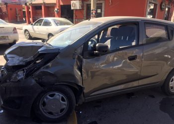 Empleado lesiona a ancianitos en choque