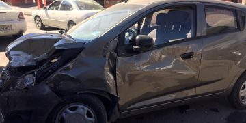 Empleado lesiona a ancianitos en choque