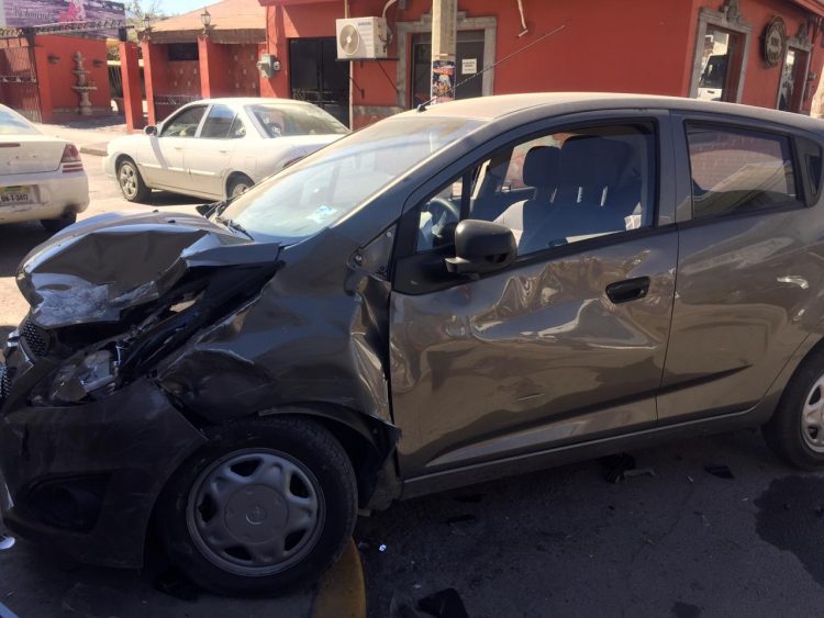 Empleado lesiona a ancianitos en choque