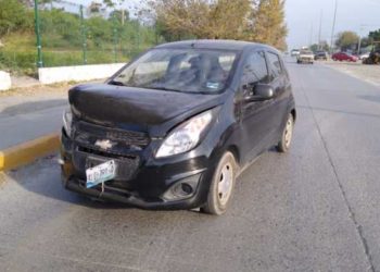 Acelerado choca su auto atrás de camioneta