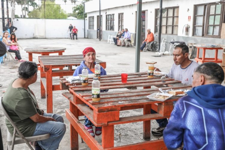 Dignifica el Gobierno Municipal a indigentes neolaredenses