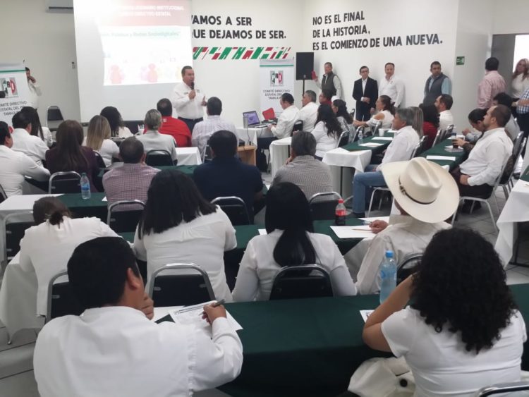 Capacitan en comunicación política y redes sociales a regidores del PRI