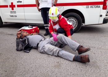 Empleado de Gobierno cae de camión en marcha