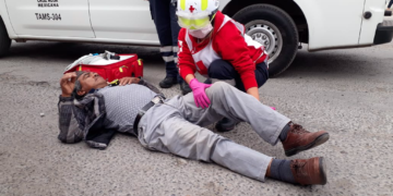 Empleado de Gobierno cae de camión en marcha