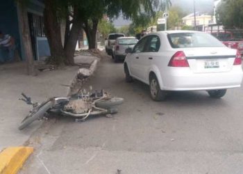 Pareja herida al estrellar moto en auto que omite alto