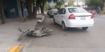 Pareja herida al estrellar moto en auto que omite alto