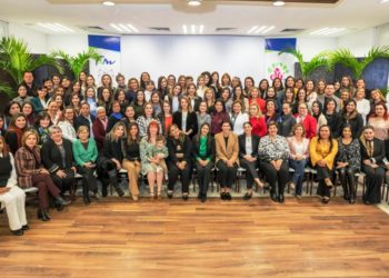 Mariana Gómez convive con el voluntariado del DIF Tamaulipas