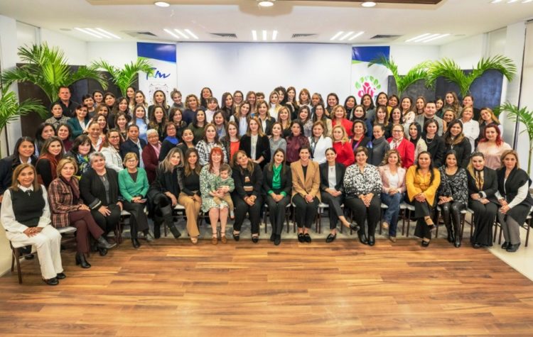 Mariana Gómez convive con el voluntariado del DIF Tamaulipas