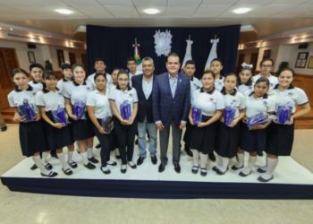 Reconoce alcalde neolaredense a 43 alumnos destacados de prepas municipales