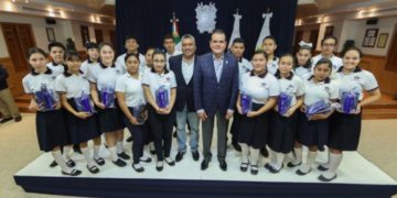 Reconoce alcalde neolaredense a 43 alumnos destacados de prepas municipales