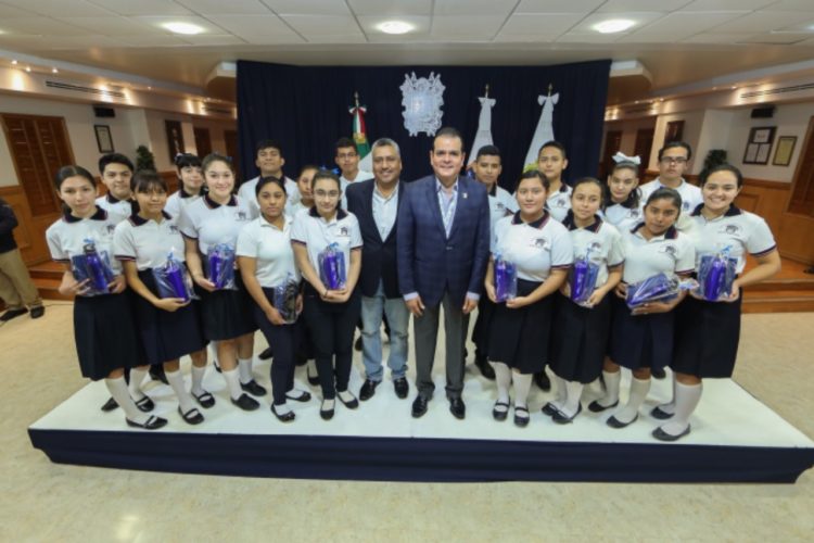 Reconoce alcalde neolaredense a 43 alumnos destacados de prepas municipales