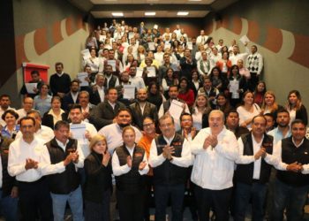 Capacita SNTE a nuevos comités de inglés y entrega mil 337 nombramientos