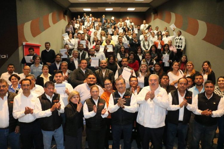 Capacita SNTE a nuevos comités de inglés y entrega mil 337 nombramientos