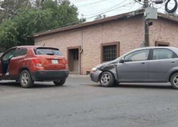 Distraído ocasiona aparatoso choque al omitir alto