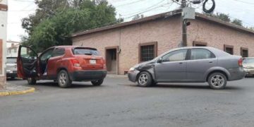 Distraído ocasiona aparatoso choque al omitir alto