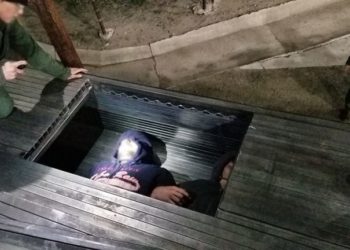 Bajo una cama de tubos de acero viajaba grupo de indocumentados