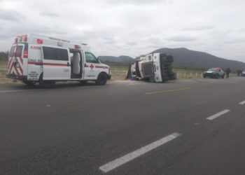 Vuelca camión cargado con arena en carretera a Tula