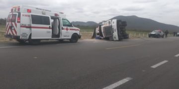 Vuelca camión cargado con arena en carretera a Tula