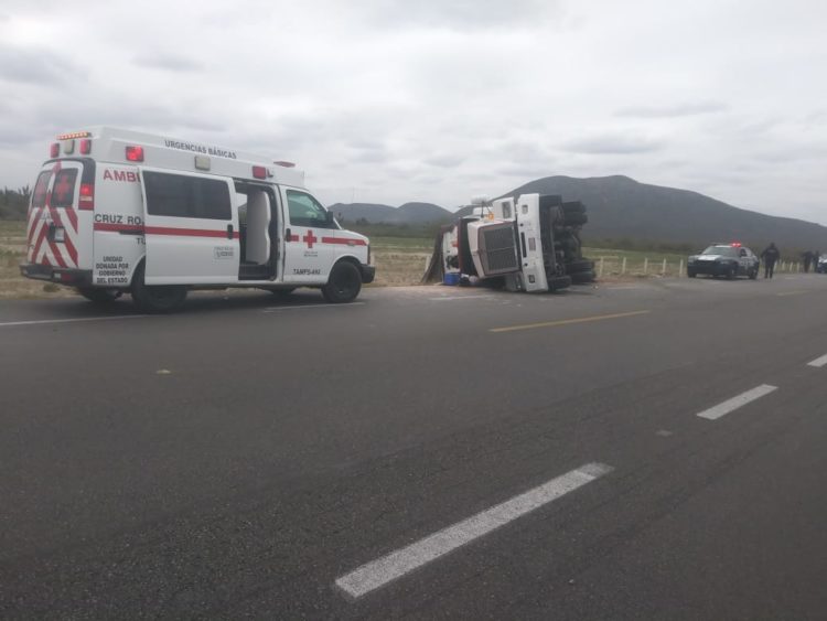 Vuelca camión cargado con arena en carretera a Tula