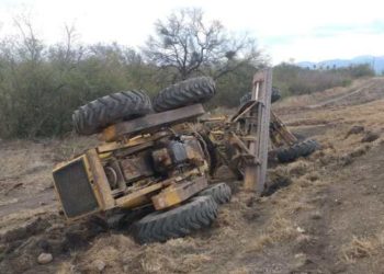 Vuelca máquina motoconformadora en libramiento