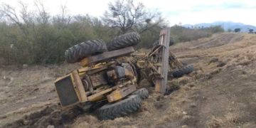 Vuelca máquina motoconformadora en libramiento