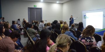 Entregan créditos a 172 jóvenes neolaredenses