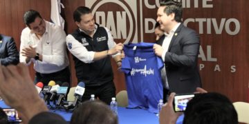 Presenta PAN a Ramos como su Diputado, tras brincar trancas del PMC