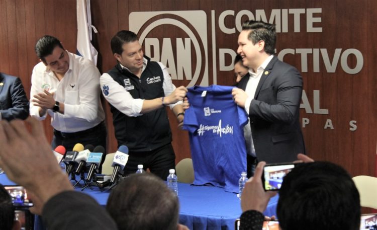 Presenta PAN a Ramos como su Diputado, tras brincar trancas del PMC