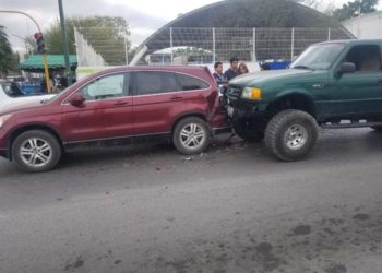 Destroza camioneta CRV al pegarle por detrás