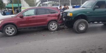 Destroza camioneta CRV al pegarle por detrás