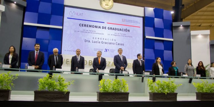 Gradúa UAT a egresados de la Facultad de Derecho Victoria