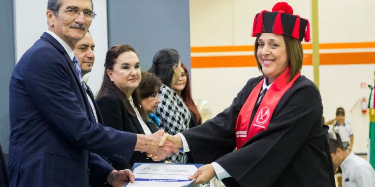 Gradúa UAT a egresados de la Facultad de Derecho Victoria