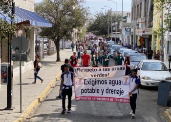 Antorchistas realizan sexta marcha en demanda de becas y servicios en Victoria
