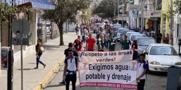 Antorchistas realizan sexta marcha en demanda de becas y servicios en Victoria