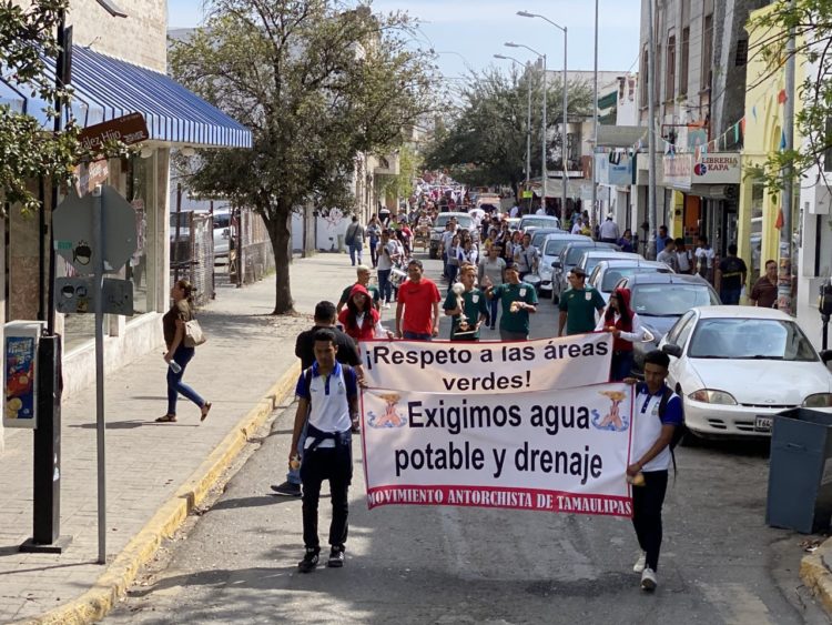 Antorchistas realizan sexta marcha en demanda de becas y servicios en Victoria