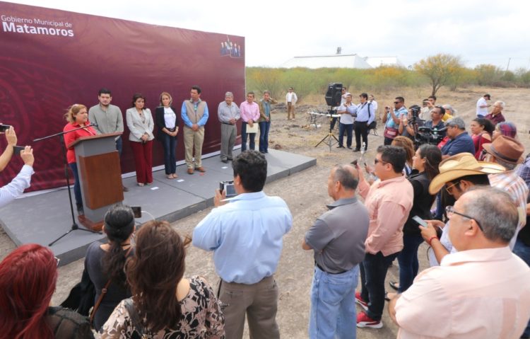 Entrega Alcalde Mario López lotes de Fraccionamiento STIRT