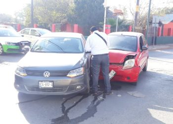 Una distracción hace chocar a empleado