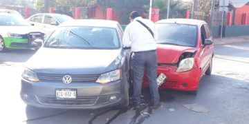 Una distracción hace chocar a empleado