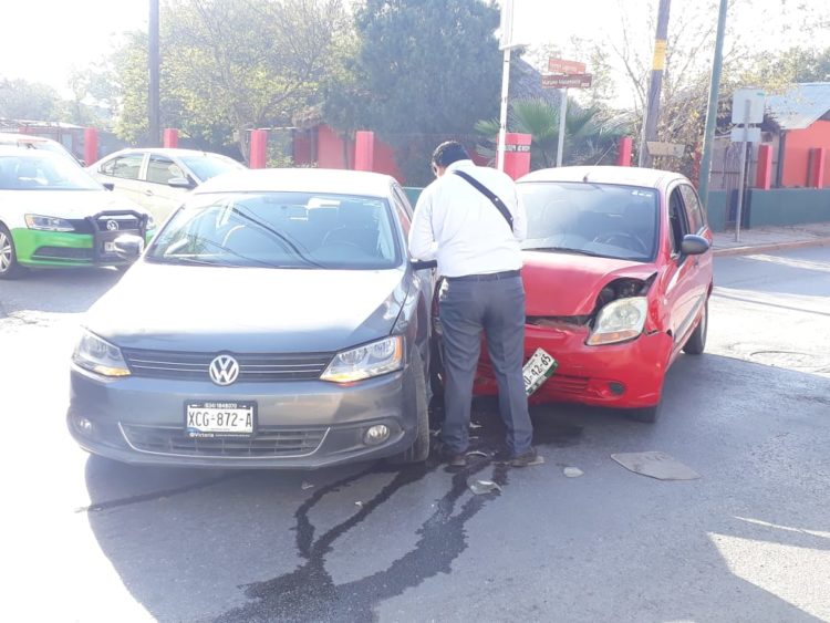 Una distracción hace chocar a empleado