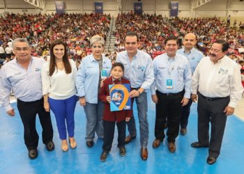 Inicia alcalde Enrique Rivas la entrega de 17 mil becas municipales