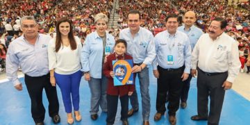 Inicia alcalde Enrique Rivas la entrega de 17 mil becas municipales