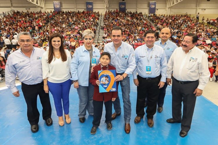 Inicia alcalde Enrique Rivas la entrega de 17 mil becas municipales