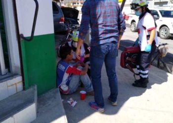 Voceador resulta lesionado tras ser impactada su bicicleta