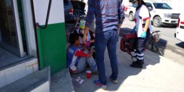 Voceador resulta lesionado tras ser impactada su bicicleta