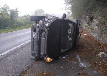 Maestra se lesiona al volcar camioneta