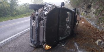 Maestra se lesiona al volcar camioneta