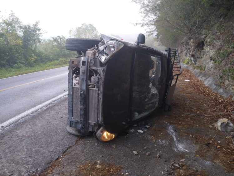 Maestra se lesiona al volcar camioneta
